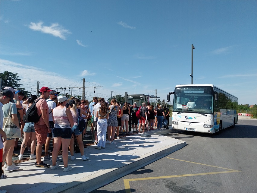 File de festivaliers qui montent dans un bus du réseau Rémi 41