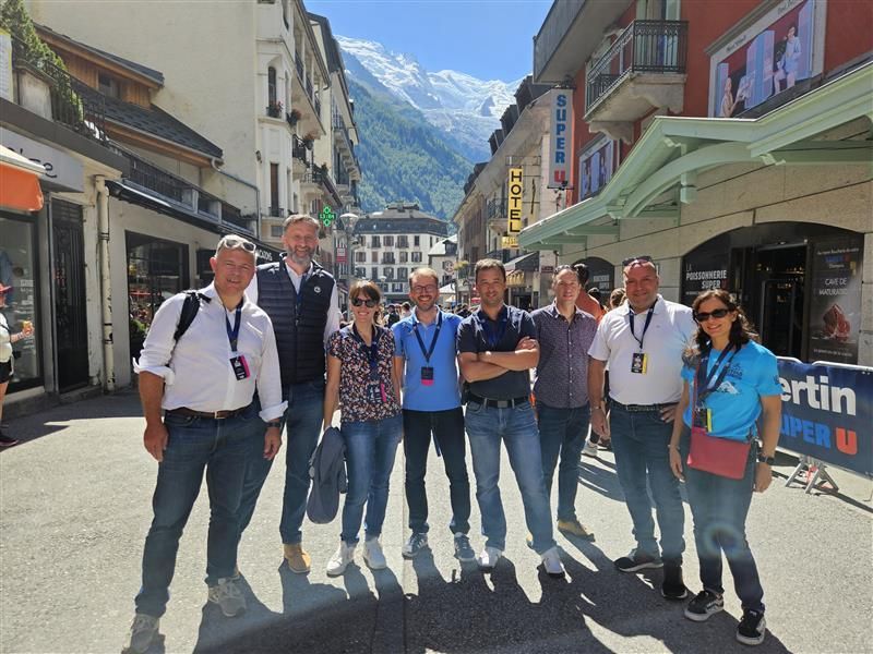 Groupe de personnes réunis pour lultra-Trail du Mont-Blanc