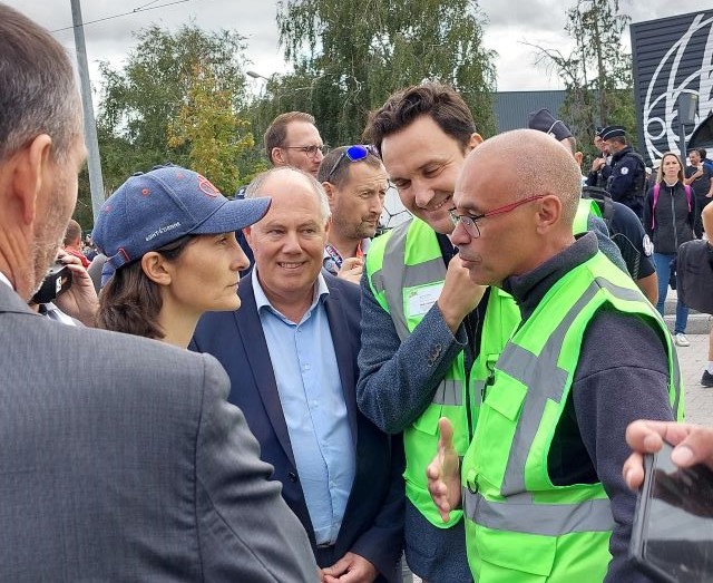 Madame la ministre des sports Amélie Oudéa-Castéra et les équipes de la STAS discutent