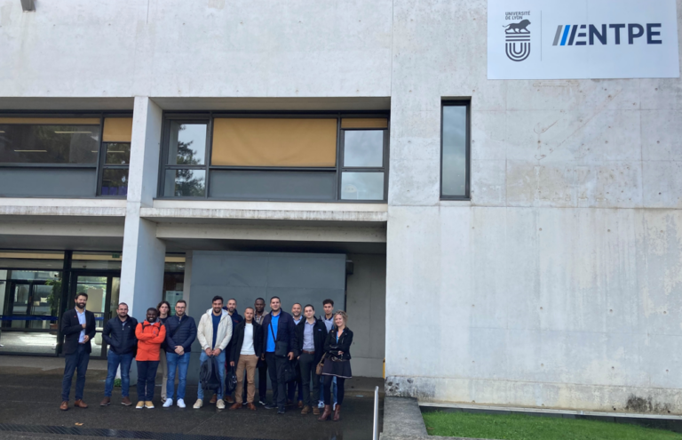 Transdev et l'ENTPE, photo de groupe devant le bâtiment de l'ENTPE