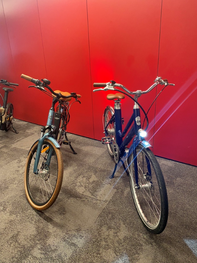 Deux vélos électriques voltaire