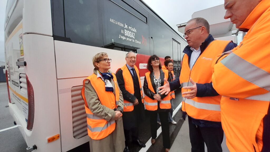 Véhicules biogaz M. Renaud Lagrave et de Mme Denise Saint-Pé