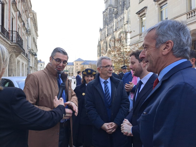 Gilles Lefebvre, Directeur territorial de Transdev Centre-Val de Loire, en présence de François Bonneau, Président de la région Centre-Val de Loire, et de Philippe Fournié, Vice-Président de la région Centre-Val de Loire délégué aux mobilités, aux transports, et aux intermodalités.