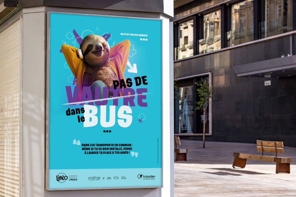 Affiche de la campagne de communication à Brive sur les bons comportements dans les transports pour le réseau Libéo.