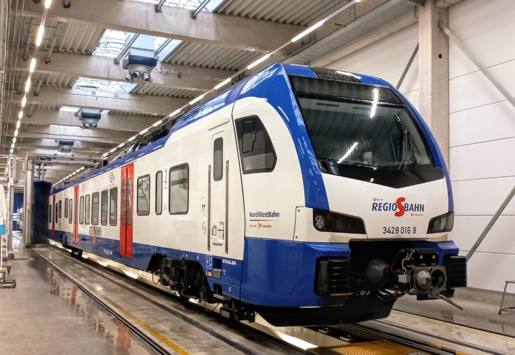 Trains allemands bleu et blanc à l'entrepôt