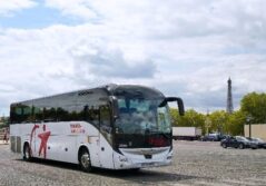 Autocar blanc Transdev à Paris