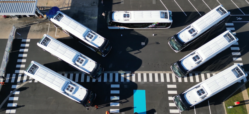 Vue d'en haut des bus électriques Roannais Agglomération au dépôt