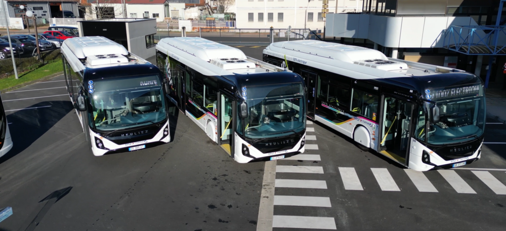 Vue d'en haut des bus électriques Roannais Agglomération au dépôt