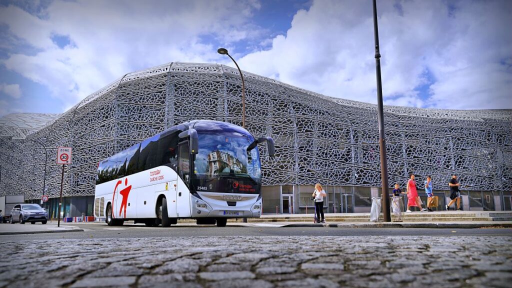 Autocar Transdev devant le Stade Jean Bouin