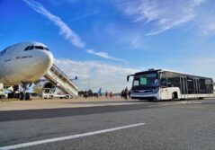 Véhicule Flybus et avion sur le tarmac