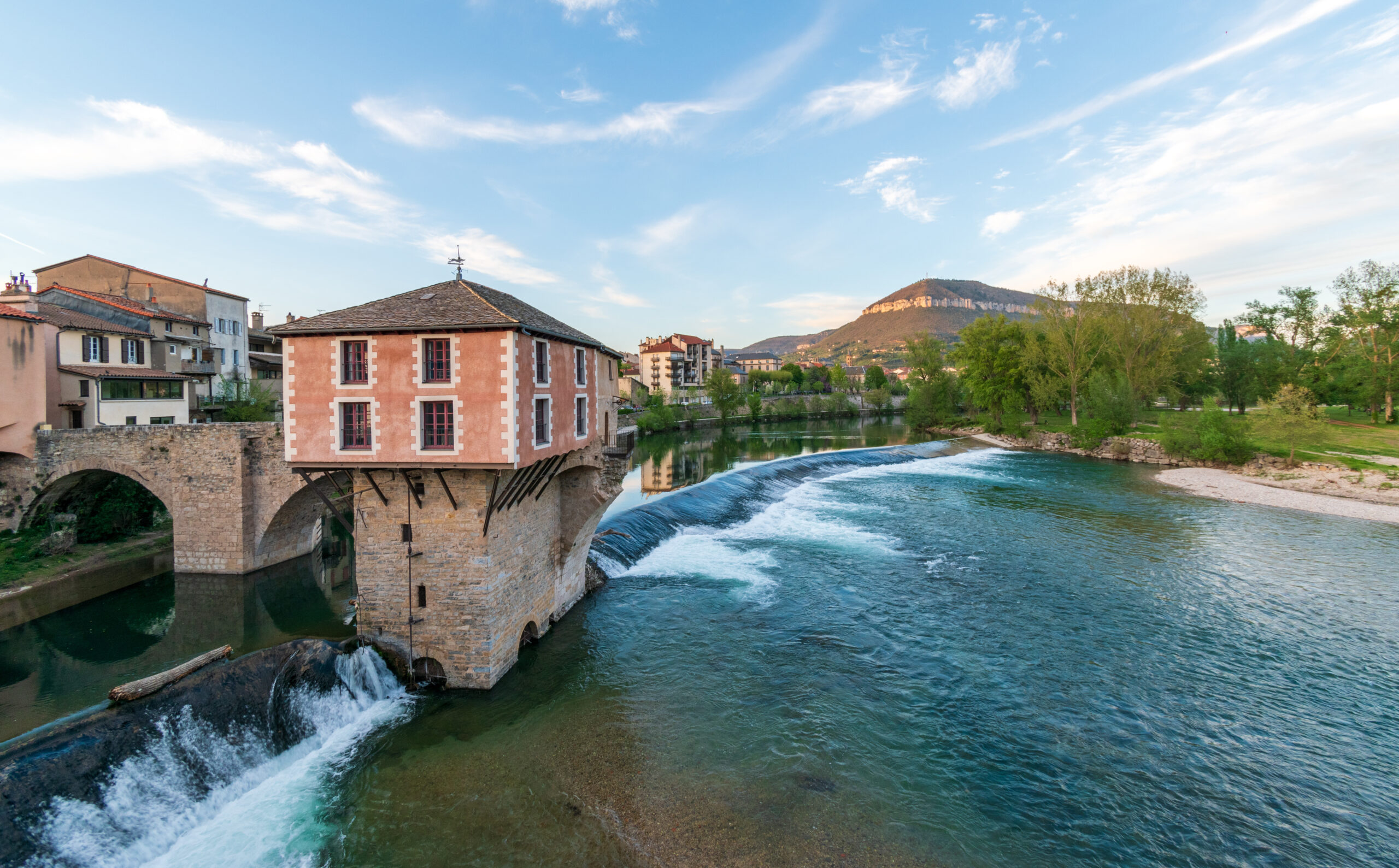 Adobe Stock Le pont vieux à Millau, Aveyron, France. Le pont a été détruit lors d'une crue du Tarn en 1758.